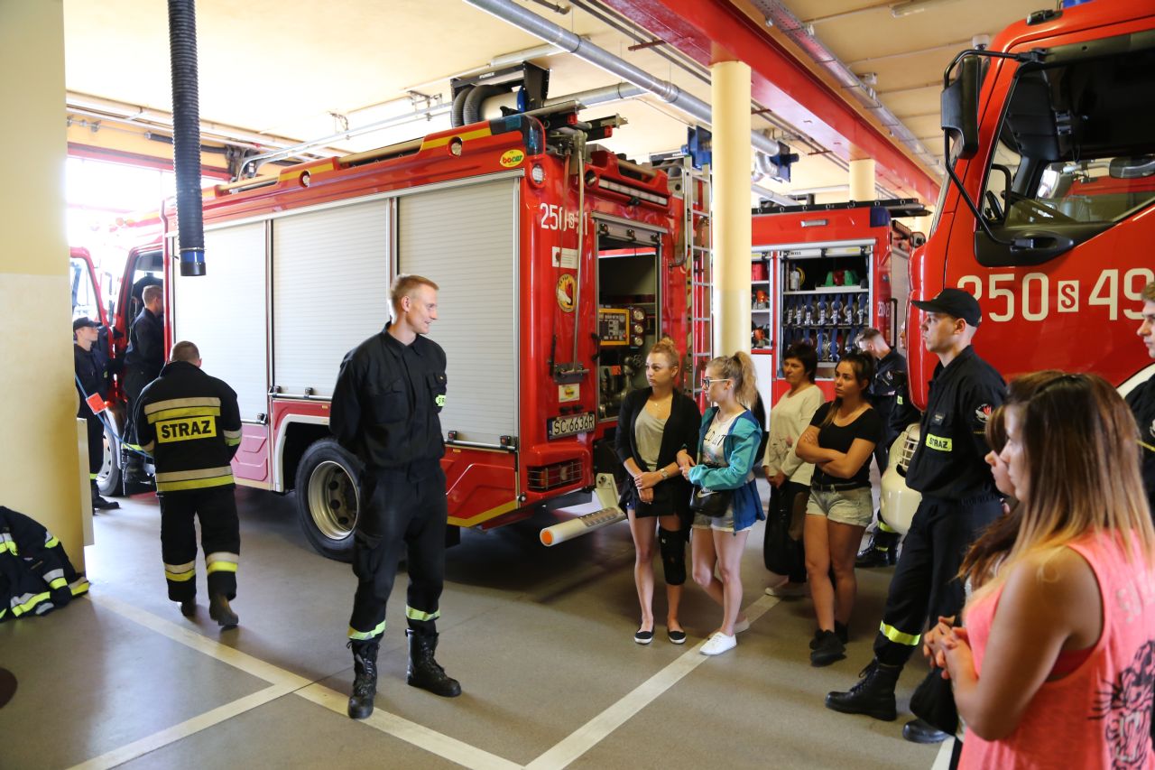 Wizyta w Centralnej Szkole Państwowej Straży Pożarnej w Częstochowie dziewcząt z Zakładu Poprawczego i Schroniska Dla Nieletnich w Zawierciu
