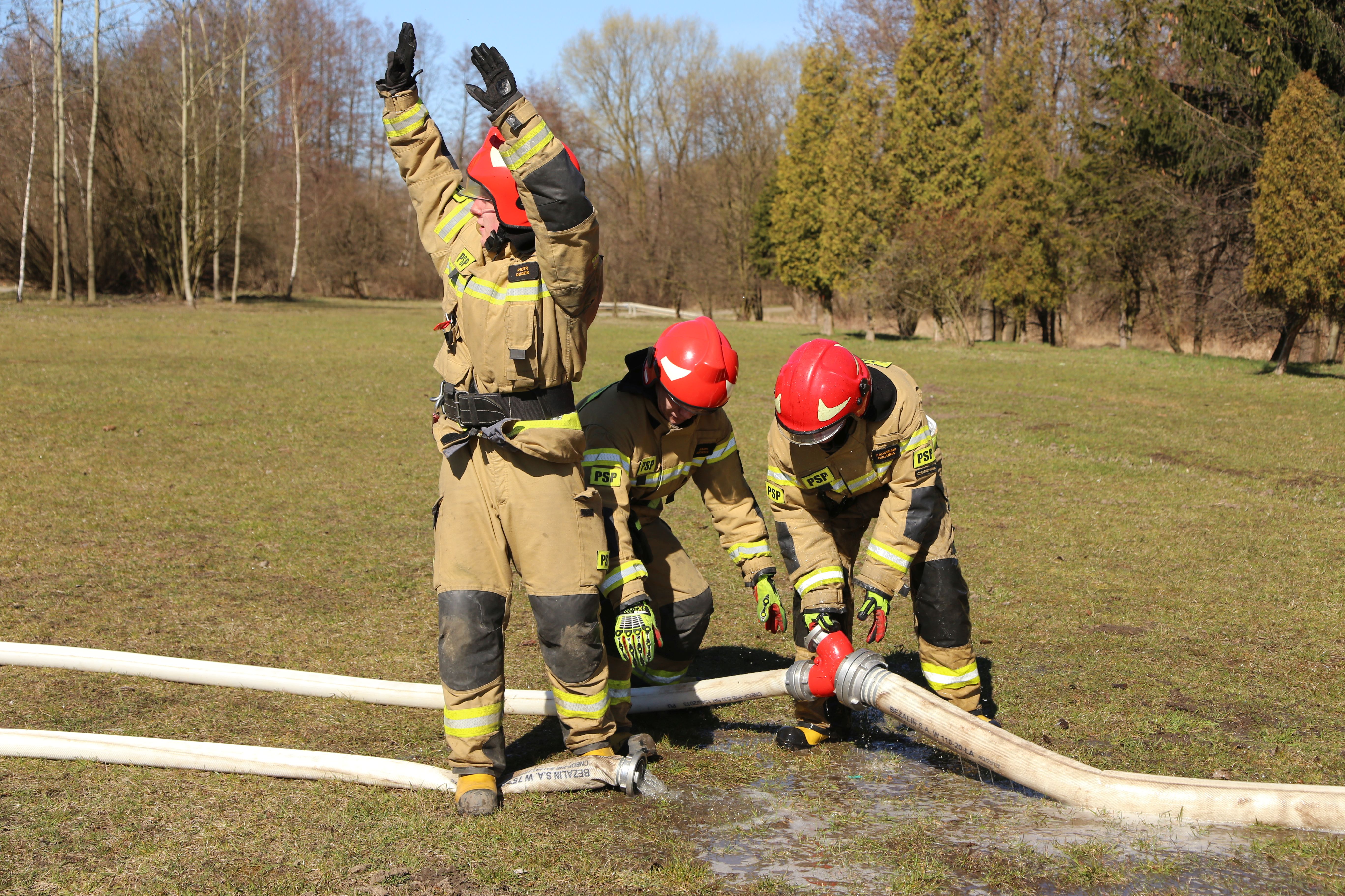 Ćwiczenia: Taktyka zwalczania pożarów zewnętrznych. Dostarczanie wody na duże odległości