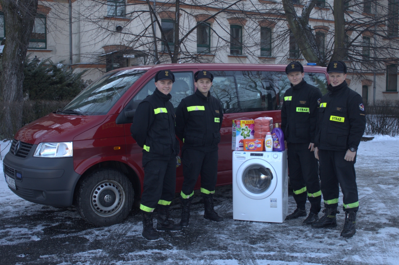 Pomagamy. Święty Mikołaj z Centralnej Szkoły PSP odwiedził będącą w potrzebie rodzinę z terenu miasta Częstochowy