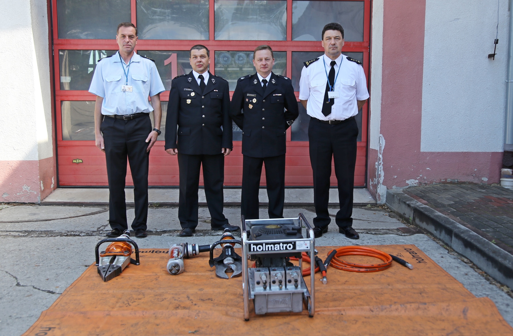 Przekazanie zestawu narzędzi hydraulicznych wraz z osprzętem z Centralnej Szkoły PSP w Częstochowie do Ochotniczej Straży Pożarnej we Frysztaku