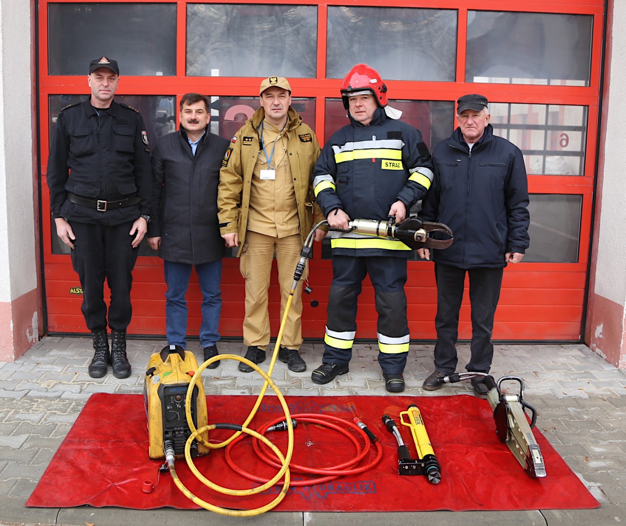 Przekazanie sprzętu hydraulicznego dla Ochotniczej Straży Pożarnej w Grąbkowie gmina Malanów