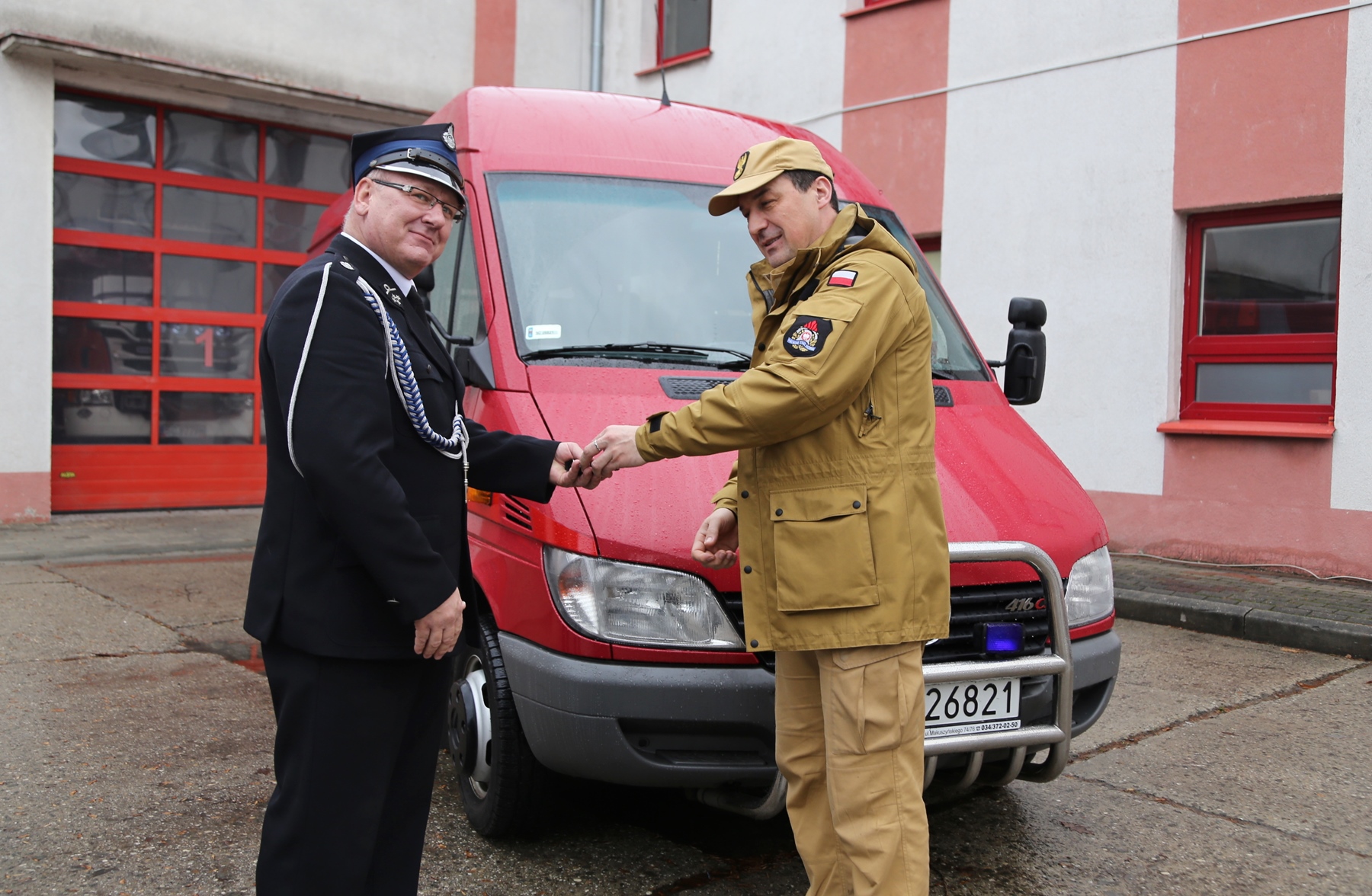 Przekazanie samochodu operacyjnego z Centralnej Szkoły PSP w Częstochowie do Ochotniczej Straży Pożarnej Koziegłowy - Rosochacz