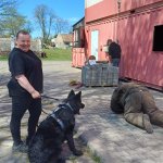 Zajęcia szkoleniowe z udziałem psów tresowanych na terenie szkolnego poligonu CS PSP