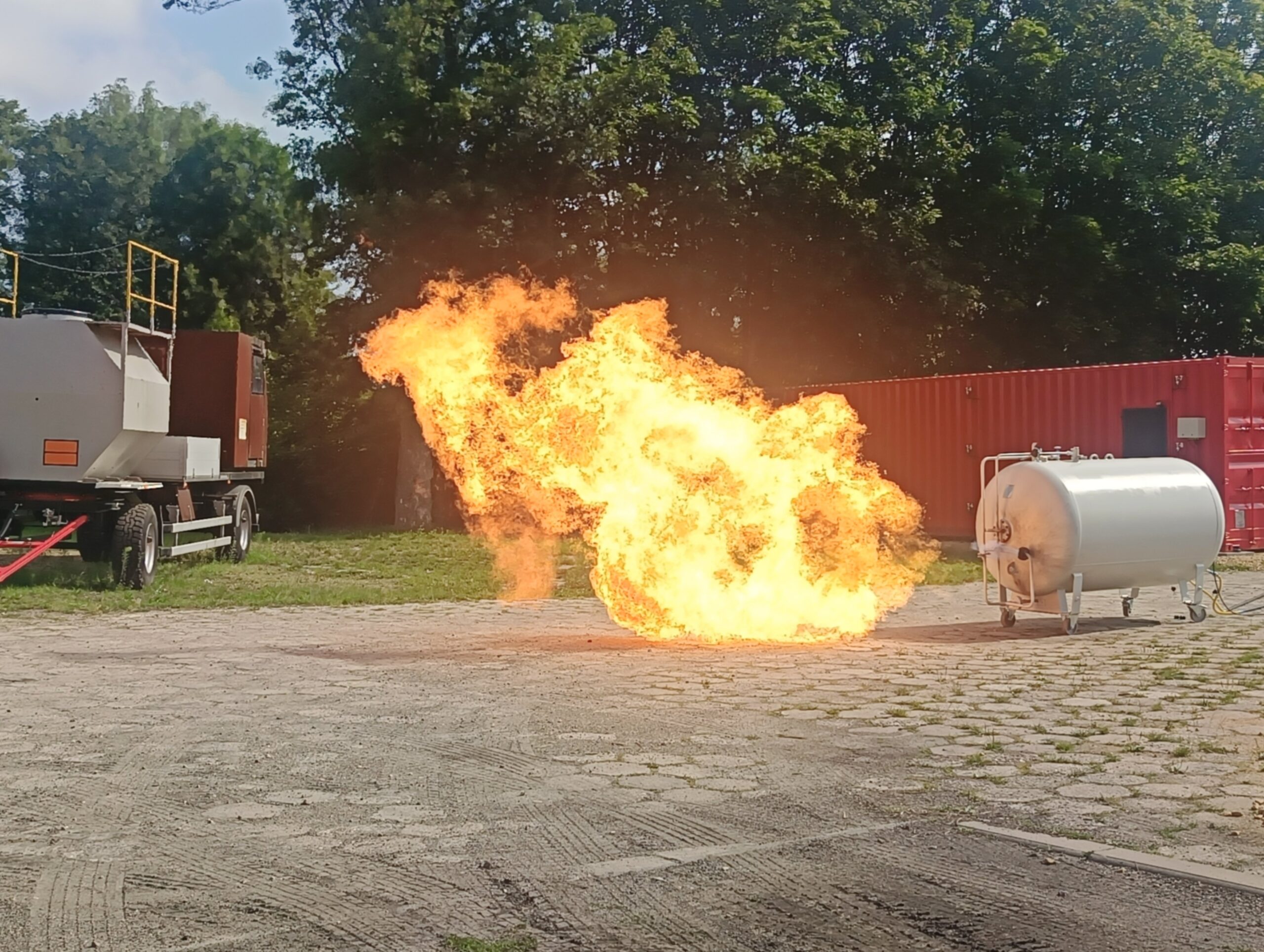 Centralna Szkoła PSP wzbogaciła bazę szkoleniową o mobilny trenażer LPG i acetylenu